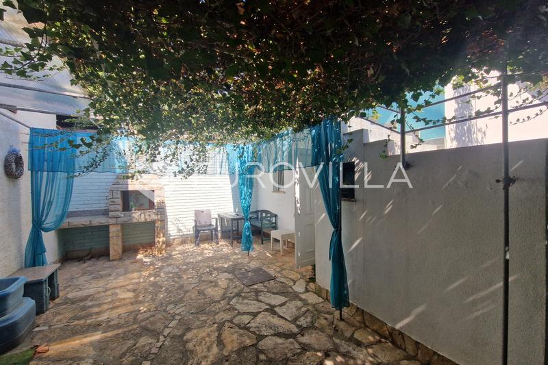 Zadar, Vir, vrijstaand huis met veel potentieel - 24