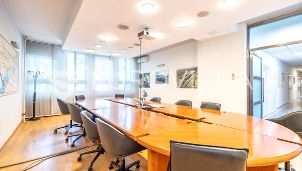 Zágráb, Folnegovićevo naselje, 656 m²-es irodahelyiség egy irodaház 3. emeletén