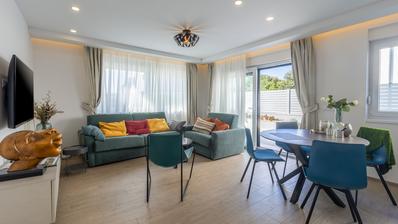Istria, zona Rovigno - moderno appartamento di nuova costruzione con piscina e giardino privato, a 500 m dal mare