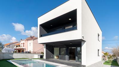 Zadar, Privlaka, moderna vila s bazenom, novogradnja, 300m od mora
