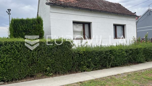 Trnjani - Huis voor renovatie op een perceel van 1.235 m²