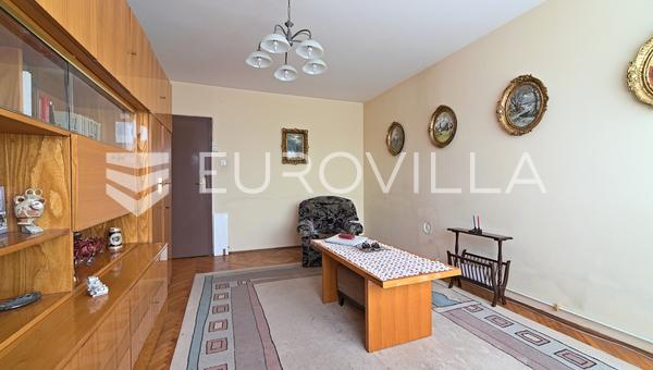 Osijek, Gornji Grad, è in vendita un appartamento con tre camere da letto e una superficie di 71 m².