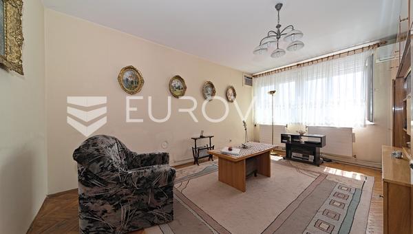 Osijek, Gornji Grad, se vende un apartamento de tres dormitorios con una superficie de 71 m².