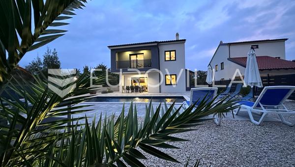 Ny lyxvilla med pool och trädgård i Gostinjac, Krkön