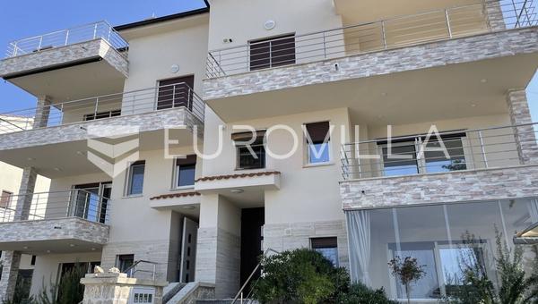 Krk, Njivice, OBRA NUEVA, apartamento de tres dormitorios, 80 m², plaza de aparcamiento, cerca del mar