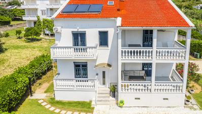 Zadar, Pag, kuća s apartmanima i pogledom na more