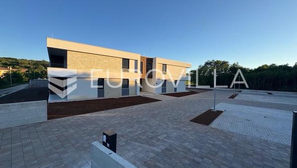 Rovigno, dintorni, appartamento bilocale in un moderno edificio di nuova costruzione con giardino e posto auto