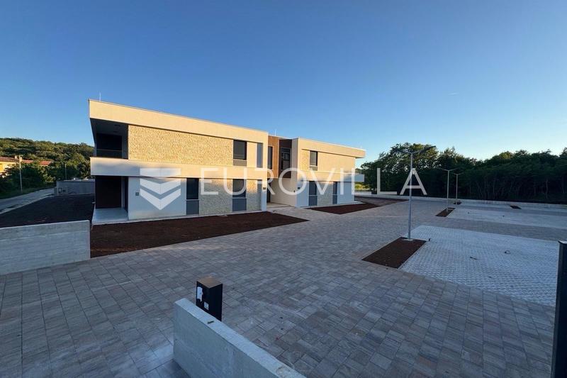 Rovinj, arredores, apartamento de um quarto em um edifício novo e moderno com jardim e vaga de garagem - 1
