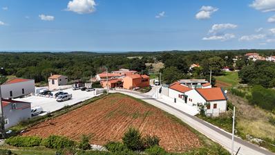 Istra, Tinjan – Građevinsko zemljište uz cestu, mirna lokacija, pogled na more