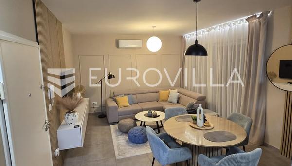 Sarsoni, luxus modern három hálószobás apartman kerttel, parkolóval