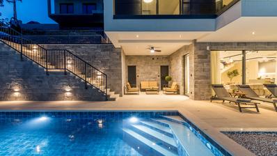 Dugi Rat, uma moradia com piscina e uma bela vista para o mar