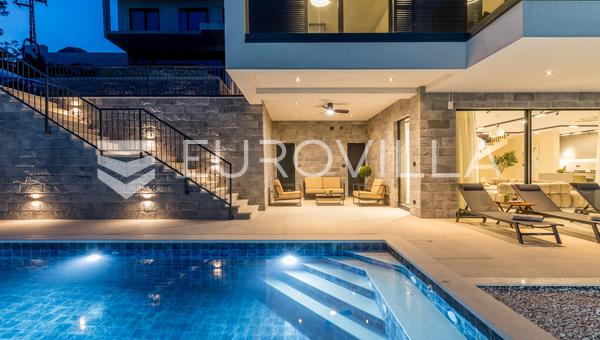 Dugi Rat, en villa med swimmingpool og en smuk udsigt over havet