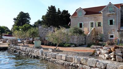 Prvic Luka, teilweise renoviertes Steinhaus, erste Reihe zum Meer, 298 m²
