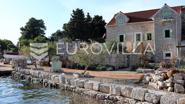 Prvić Luka, maison en pierre partiellement rénovée, première rangée face à la mer, 298 m²