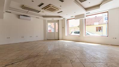 Požega, romslige forretningslokaler 94 m²