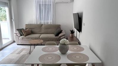 Istrien, Pula, centrum, moderne treværelses lejlighed på 60 m² med parkeringsplads