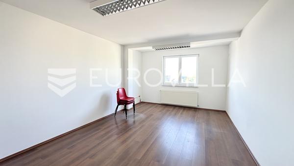 Vinkovci, Josine, escritório comercial 21 m²