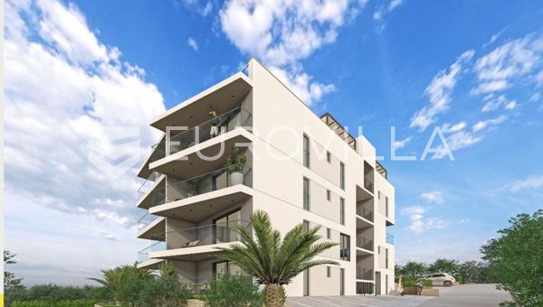 Okrug Gornji, négyszobás lakás a harmadik emeleten, 101,74 m²-es tetőterasszal.