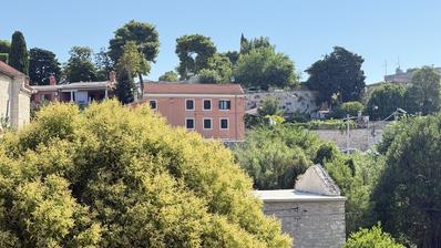 Pula, keskusta - Kiinteistökokonaisuus, jossa on kaksi laadukasta huoneistoa ja kahvila-baari, 272,02 m²