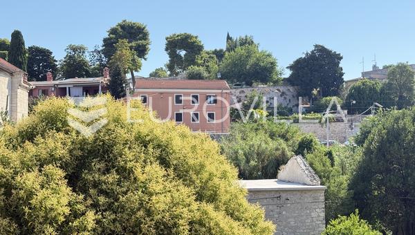 Pula, Centar, stambeno, poslovni kompleks s dva kvalitetna stana i caffe barom, 272.02 m²