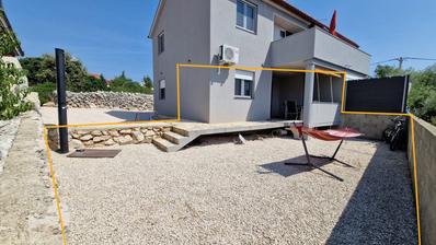 Vir, apartman u prizemlju s terasom i vrtom