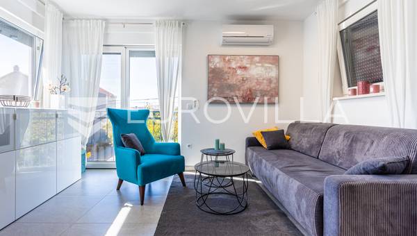 Kaštel Kambelovac, dvosoban stan s krovnom terasom, treći red od mora