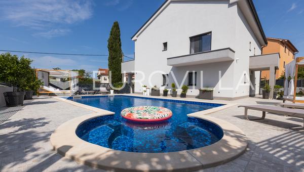 Malinska, vacker villa med 3 bostäder, pool, havsutsikt