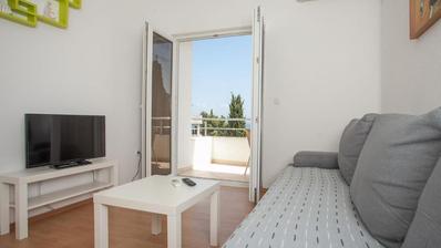 Trogir, Seget Vranjic, apartamento de dos habitaciones en alquiler de larga duración.