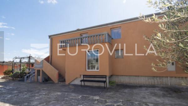 Zadar, Karin, casa unifamiliar con gran jardín y gran potencial