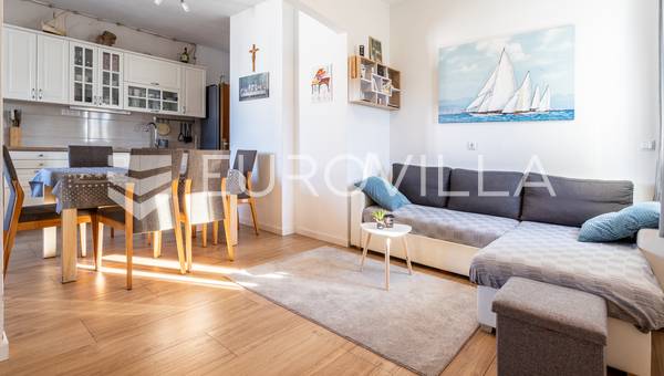 Čiovo, Okrug Gornji, trosoban stan sa studio apartmanom, vrtom i pogledom na more