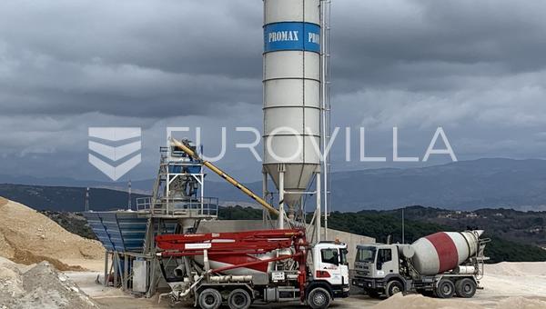 Rab Adası, 3.700 m² ticari kompleks, beton santrali, kurulu iş, mükemmel yatırım