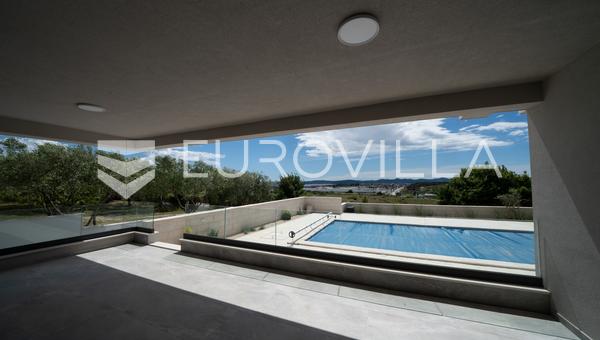 Zadar, Crno, moderan trosoban stan s bazenom, 95 m²
