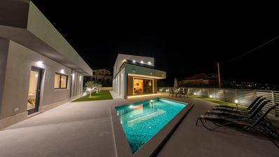 Strozanacon hosszú távra kiadó egy luxusvilla garázzsal és úszómedencével