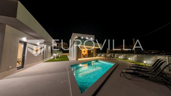 Strozanac langtidsleje, en luksuriøs villa med garage og swimmingpool