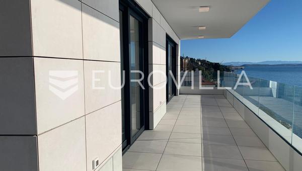 Rijeka, Pećine, NUEVA PROMOCIÓN, lujoso apartamento de tres dormitorios, 105,96 m², primera línea de mar