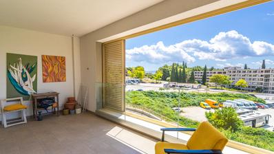 Split, Znjan, Morska vila, treværelses lejlighed med loggia og to garagepladser, havudsigt.