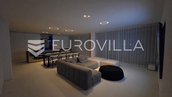 Vodice, villa de lujo de nueva construcción, equipada y amueblada con la máxima calidad.