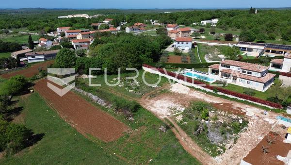 İstirya, Ladici, proje ve geçerli inşaat ruhsatı ile özel arsa