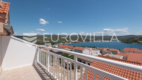 Rogoznica, casa de apartamentos con siete unidades residenciales y vistas al mar y a Rogoznica