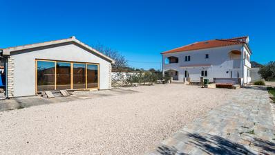 Šibenik, Dubrava kod Tisna, vila s bazenom i velikom okućnicom