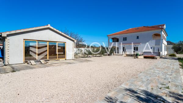Šibenik, Dubrava kod Tisna, vila s bazenom i velikom okućnicom