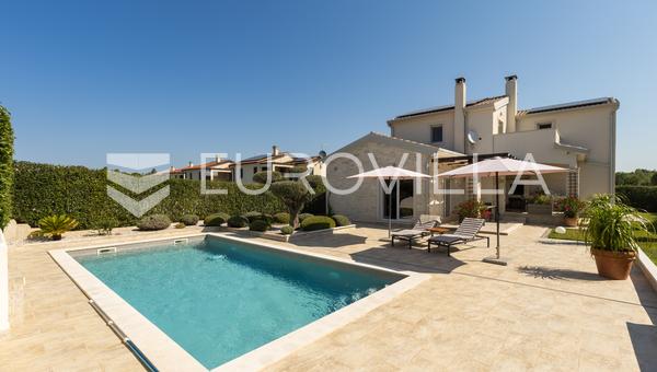 Istria, Tar, villa de piedra con piscina