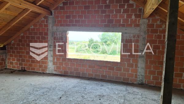 Karlovac, Udbinja, 500 m²'lik ev, ek konut birimleri oluşturma potansiyeli