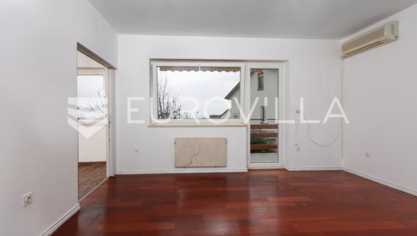 Matulji, apartamento reformado de cuatro habitaciones con vistas al mar