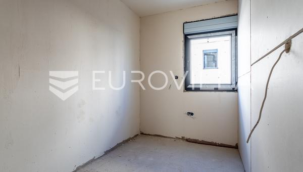 Podstrana, dvosoban stan u prizemlju