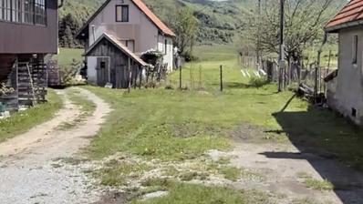 Mrkopalj, samostojeća goranska kuća nedaleko skijališta