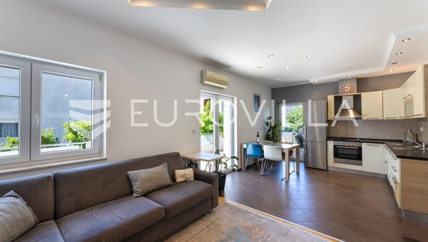 Kaštel Novi, komfortní dvoupokojový byt