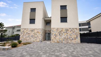 Pag, Šimuni, apartmán se čtyřmi ložnicemi v novostavbě, 100 m od moře