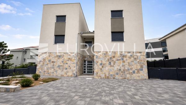 Pag, Šimuni, apartamento de cuatro dormitorios en un edificio de obra nueva, a 100 m del mar