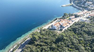 Korčula, Žrnovska Banja, rakennusmaa, ensimmäinen rivi merelle